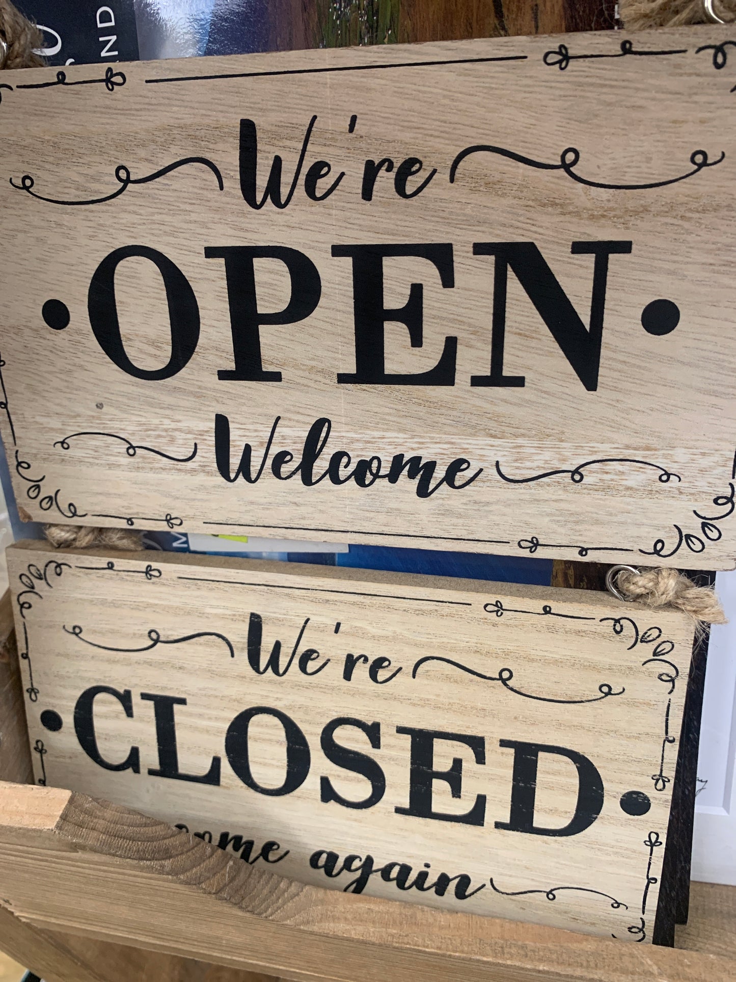 OPEN & CLOSED SIGN